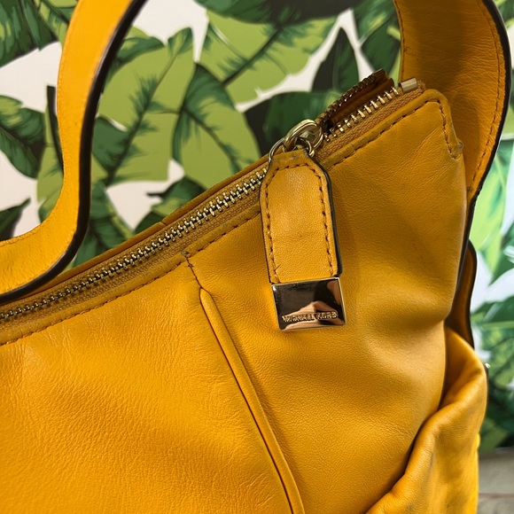 MICHAEL KORS YELLOW BEVERLY LARGE LEATHER - Picture 10 of 13